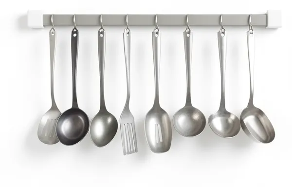 A rail of hanging kitchen utensils, the method and the equipment.